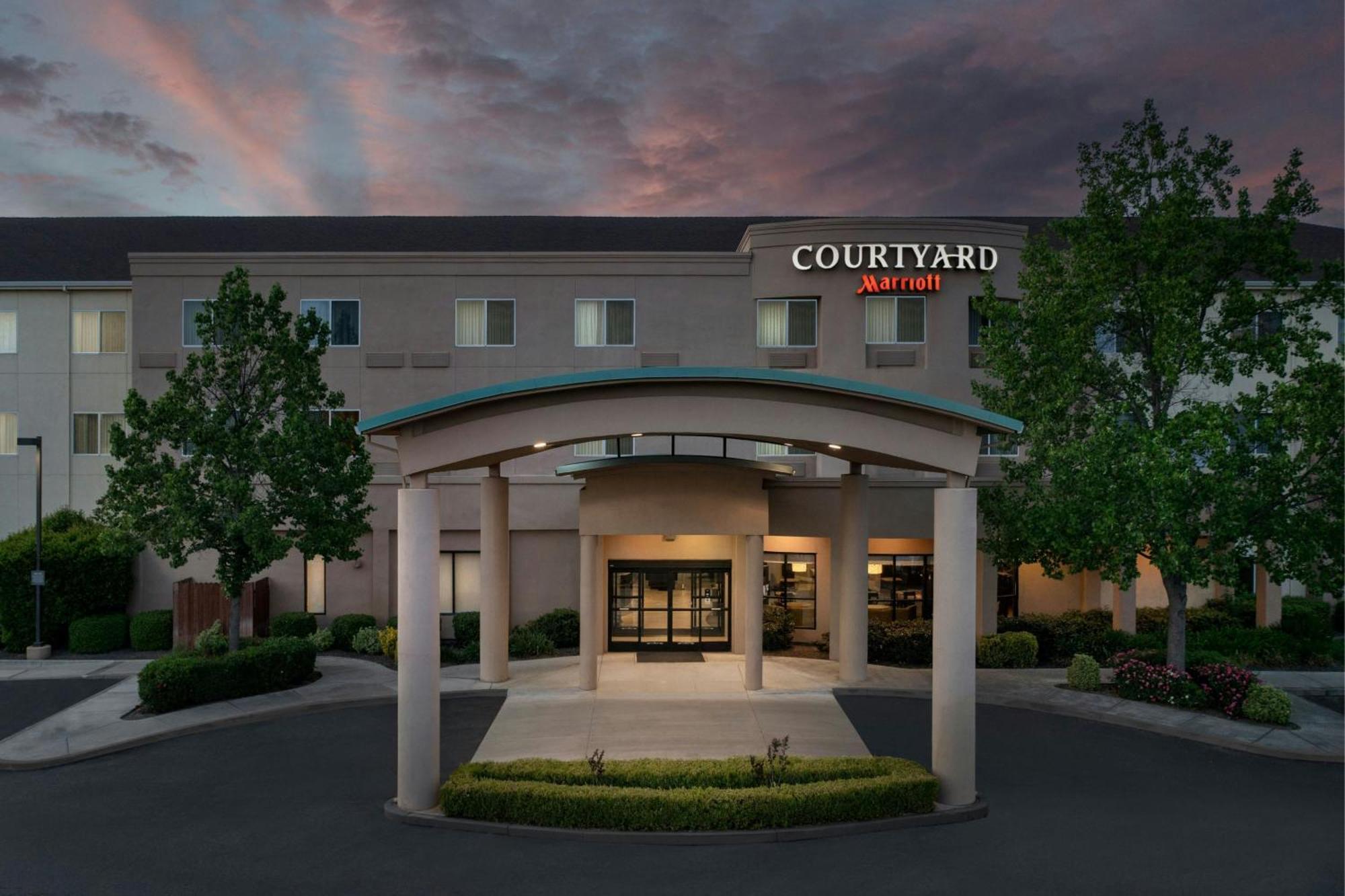 Courtyard Chico Hotel Exterior photo